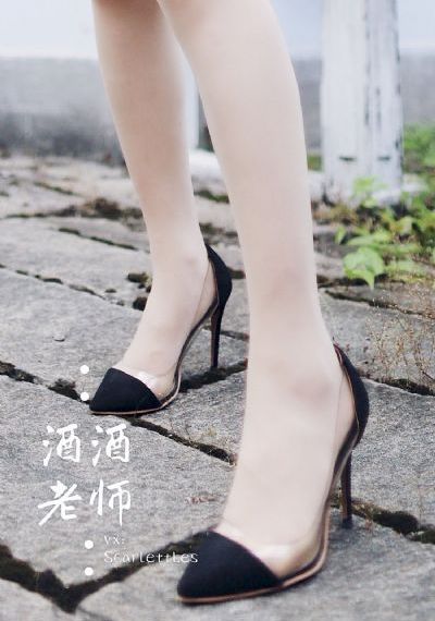 女大学生的沙龙室主演