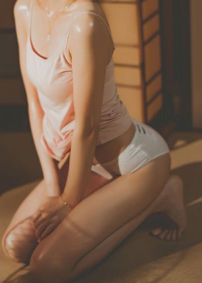 撕开她的乳罩慢慢捏捏