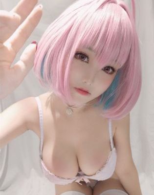 老赵揉搓着娇妻的大乳视频